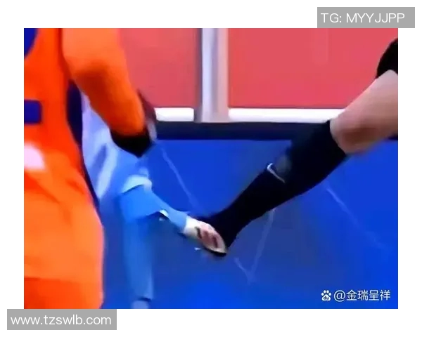镜头捕捉：VAR赛场小动作引发热议
