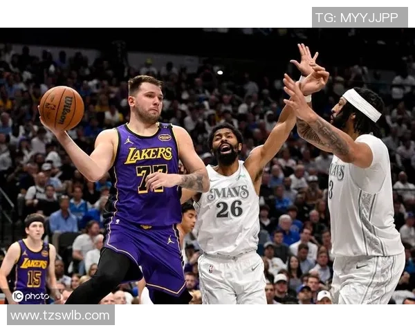 镜头捕捉：独行侠赛场小动作引发热议